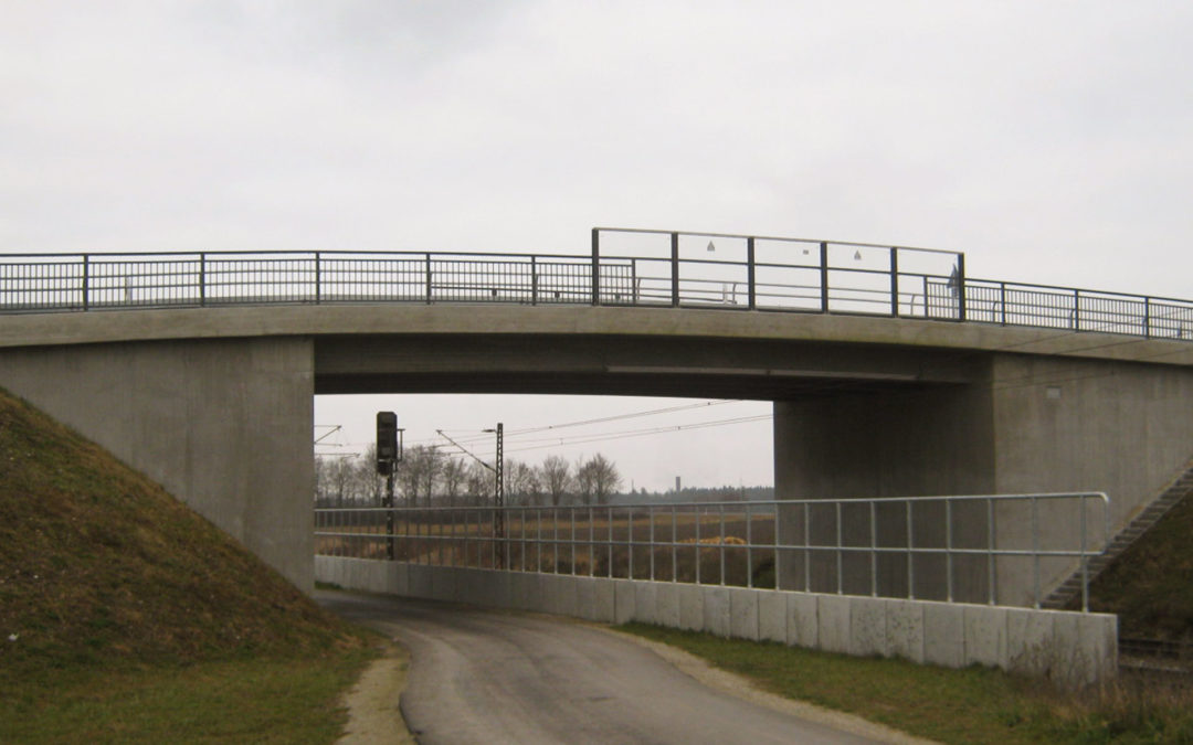 Langweid: Brücke über die Bahn