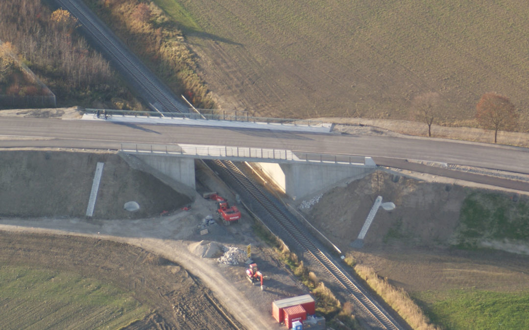 Schwaighausen: Brücke über die Bahn